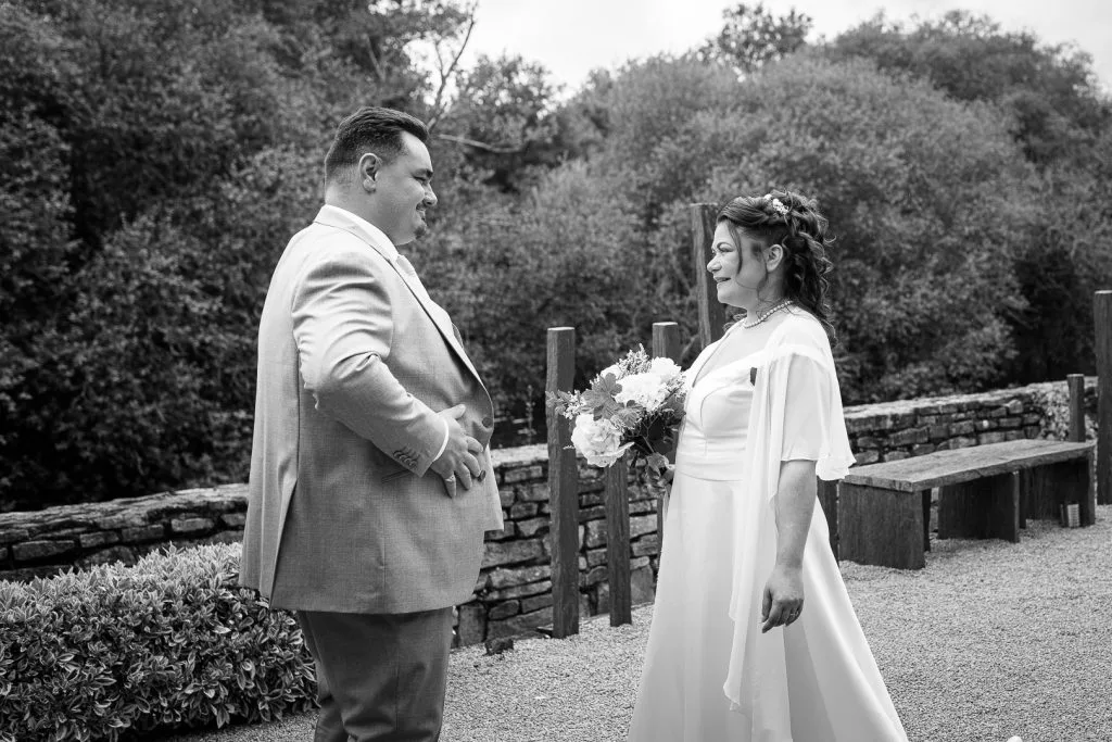 Le marié découvre la mariée - photographe - mariage - Bretagne