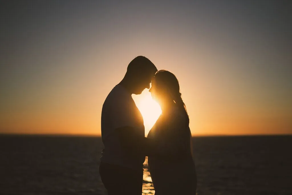 Couple lors d'une séance engagement en extérieur capturée par un photographe de mariage professionnel dans les Côtes-d'Armor en Bretagne