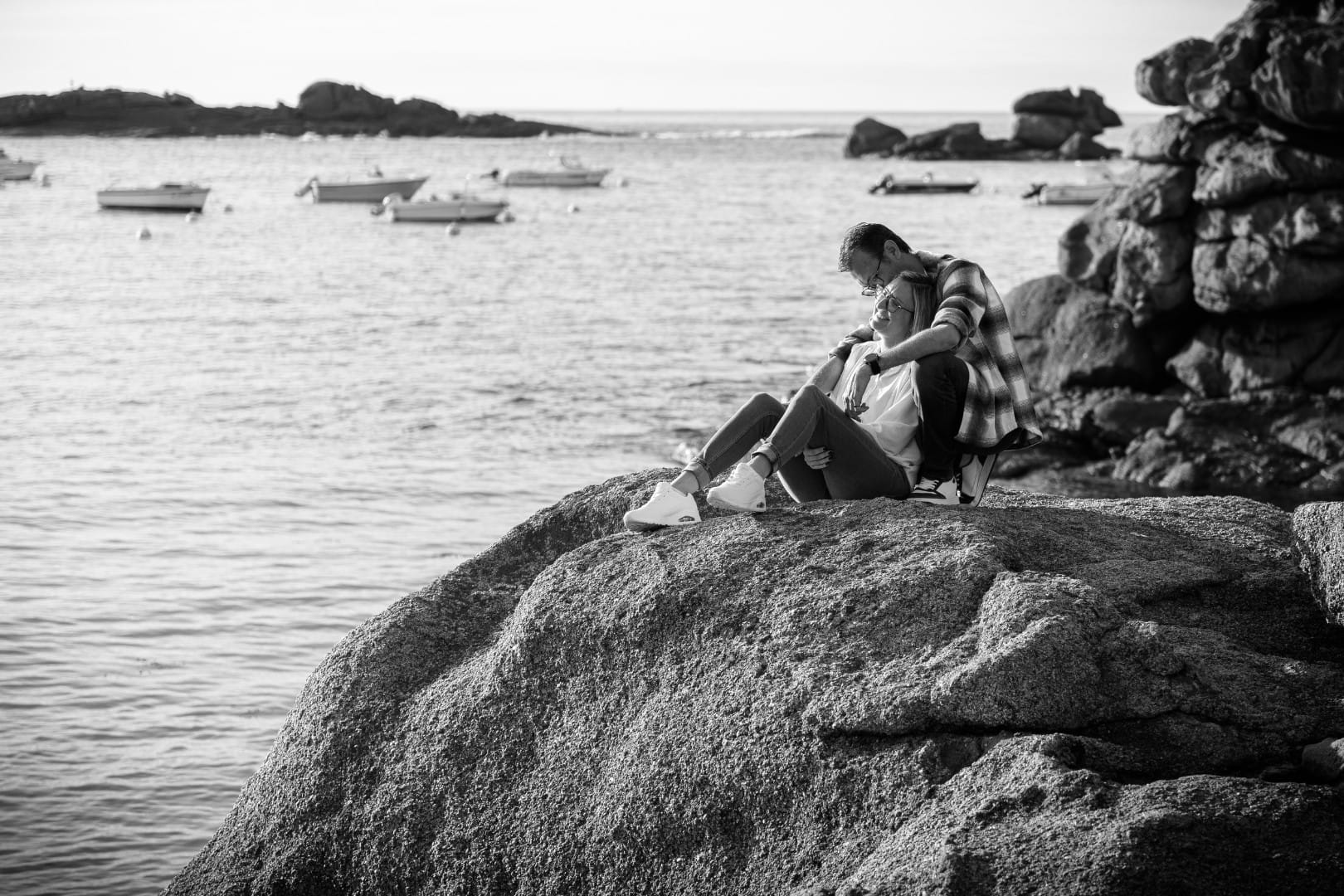 Séance engagement couple en extérieur dans les Côtes-d'Armor sur la côtes de granit rose photographiée par Fetclicphotographie