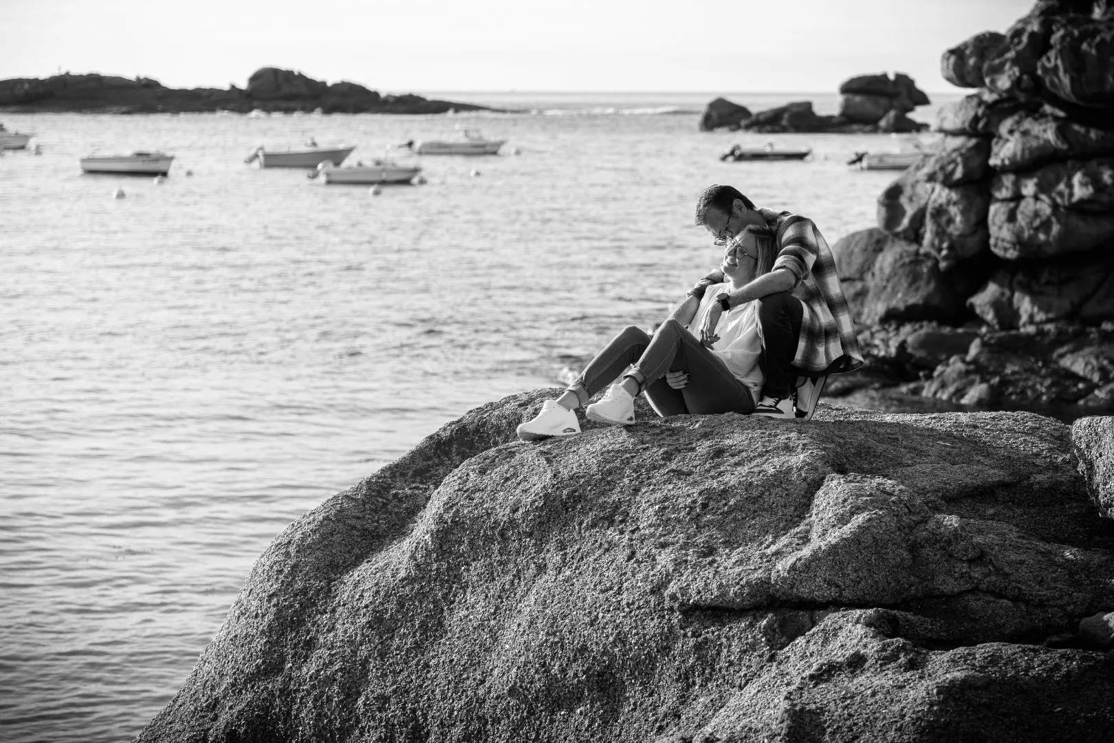 Séance engagement couple en extérieur dans les Côtes-d'Armor sur la côtes de granit rose photographiée par Fetclicphotographie